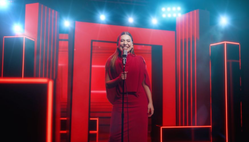 Naiara Azevedo brilha em campanha da Nissan com paródia de 'R$ 50'