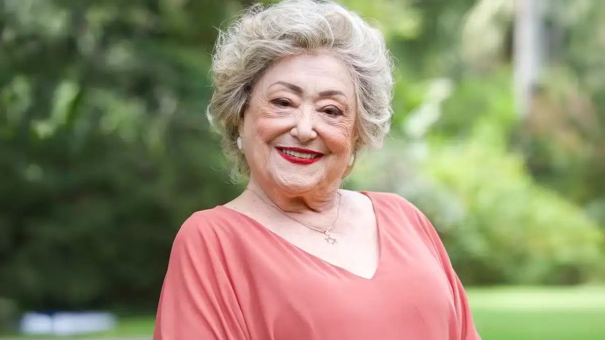 Aos 86 anos, atriz passa a integrar lista restrita de artistas com vínculo permanente com a emissora