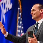 Eduardo Bolsonaro revela planos de retornar ao Brasil em 2027 se Flávio vencer a eleição