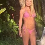 Eliana exibe beleza de biquíni rosa em dia ensolarado e radiante