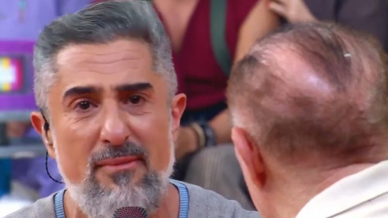 Marcos Mion chora ao lado de Renato Aragão e é criticado por fãs