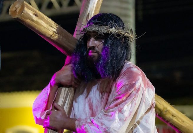 Sexta-feira Santa: Encenação da Paixão de Cristo agita Praça da Matriz em São Sebastião